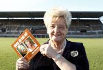 Amsterdam 10 december 2008
Presentatie boek Erica TErpstra in het olympisch stadion. Erica reikt het eerste boek uit aan Edgar Vos en zijn partner Geert. Erica is ruim 40 kg afgevallen.
Peter Smulders bv