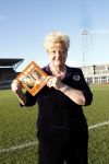Amsterdam 10 december 2008
Presentatie boek Erica TErpstra in het olympisch stadion. Erica reikt het eerste boek uit aan Edgar Vos en zijn partner Geert. Erica is ruim 40 kg afgevallen.
Peter Smulders bv