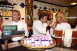 Amsterdam 4 oktober 2008
Estelle Gullit Winston Gerschtanowitz Bastiaan Ragas Quinty Trustfull en Anouk Smulders verkopen leverworst in roze verpakking bij de Hergo voor Pink Ribbon.
Peter Smulder s bv