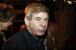Bussum 24 januari 2008
Omroepman van het jaar verkiezing bij Jan Tabak. Frits Barend met champagne