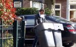 Aalsmeer 17 april 2008
Bij het huis van Gerard Joling staan zijn auto en de auto van Geert Hoes. Gerard brengt vuilnis naar buiten en Geert haalt de Vuilnisbak weer naar binnen.
Peter Smulders bv