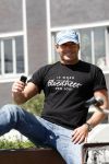 Amsterdam 22 juli 2008
Gerard Joling met petje en T-shirt geniet van het zonnetje en voetbalt met 2 jongetjes.