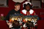Blaricum 27 november 2008
Zwarte Piet Diego en Gerard Joling ontvangen uit handen van Jeroen v d Boom een gouden plaat.
Peter Smulders bv