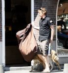 Amsterdam 10 mei 2008
Gijs Staverman met zijn hond in BMW cabrio en wandelend op straat met honden kussen