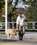 Amsterdam 14 oktober 2008
Gijs Staverman met gsm en hond op straat in amsterdam
Peter Smulders bv