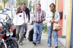 Hans Kazan met vrouw Wendy en kinderen in Amsterdam na thuiskomst van 