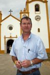 Praia da luz 3 mei 2008
Vandaag was het precies 1 jaar geleden dat Madeleine Mc Cann verdwenen is.  Ze sliepen toen in hotel ocean Club. Op deze dag was er een herdenkingsdiens in de kerk van het dorp. Familie, Michael Wright Sandy Cameron   waren aanwezig. Er waren veel cameraploegen en fotograven aanwezig.
Peter Smulders bv