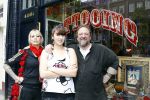 Amsterdam 4 oktober 2007
Henk Schiffmacher met zijn dochter en vrouw voor de tatoo shop van zijn dochter