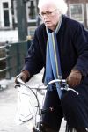 Amsterdam 10 december 2008
Henk Spaan op de fiets in amsterdam . Hij verbergt zich achter zijn hand.
Peter Smulders bv