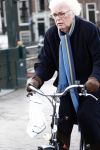 Amsterdam 10 december 2008
Henk Spaan op de fiets in amsterdam . Hij verbergt zich achter zijn hand.
Peter Smulders bv