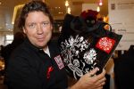 Amsterdam 1 december 2007
Bekende nederlanders verkopen op wereld aids dag draagtassen voor het goede doel in de bijenkorf. Henkjan Smits
Peter Smulders bv