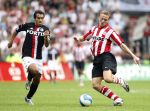 Eindhoven, 23 September 2007 Seizoen 2007/2008 Kompetitewedstrijd PSV-Feyenoord, eindstand 4-0
Giovanniv Bronckhorst in duel met Jan Kromkamp