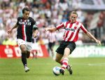 Eindhoven, 23 September 2007 Seizoen 2007/2008 Kompetitewedstrijd PSV-Feyenoord, eindstand 4-0
Giovanniv Bronckhorst in duel met Jan Kromkamp