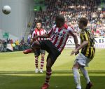 Arnhem, 20 April 2008 Kompetitiewedstrijd Vitesse-PSV, eindstand 0-1 Seizoen 2007/2008
Jefferson Farfan in duel met Gill Swerts