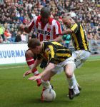 Arnhem, 20 April 2008 Kompetitiewedstrijd Vitesse-PSV, eindstand 0-1 Seizoen 2007/2008
Jefferson Farfan in duel met Gill Swerts en Jasar Takak