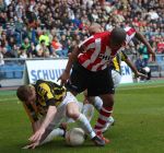 Arnhem, 20 April 2008 Kompetitiewedstrijd Vitesse-PSV, eindstand 0-1 Seizoen 2007/2008
Jefferson Farfan in duel met Gill Swerts en Jasar Takak