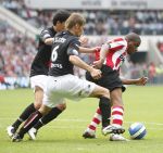 Eindhoven, 23 September 2007 Seizoen 2007/2008 Kompetitewedstrijd PSV-Feyenoord, eindstand 4-0
Jefferson Farfan in duel met Theo Lucius