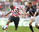Eindhoven, 23 September 2007 Seizoen 2007/2008 Kompetitewedstrijd PSV-Feyenoord, eindstand 4-0
Jefferson Farfan in duel met Theo Lucius
Shirtje trekken