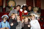 Blaricum 27 november 2008
Zwarte Piet Diego en Gerard Joling ontvangen uit handen van Jeroen v d Boom een gouden plaat. Jeroen met zijn zoon
Peter Smulders bv