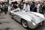 Brescia 15 mei 2008
Start van de Mille Miglia in Brescia. State of art rijdt met 2 porsches mee. Jochen Mass met mercedes 300 slr