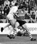 10 April 1982
Bekerwedstrijd tussen PSV-AJAX met Huub Stevens in duel met Johan Cruyff.
Zware overtreding ( zie voet ) !!

PETER SMULDERS BV