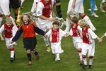 Amsterdam, 30 Januari 2008 Kompetitiewedstrijd AJAX-PSV, eindstand 0-2
Seizoen 2007/2008
John Heitinga met zijn jongste broertje Joey Heitinga