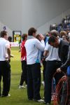 Arnhem, 20 April 2008 Kompetitiewedstrijd Vitesse-PSV, eindstand 0-1 Seizoen 2007/2008
PSV Landskampioen
Joop Hiele feliciteert Gomes