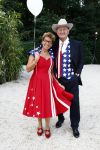 Laren 28 juni 2008
Trouwen van Reinout Oerlemans en Danielle Overgaag in de tuin van hun huis. s avonds kwamen alle gasten verkleed in hollywood stijl.
Joop v d Ende met zijn vrouw Janine v d Ende