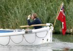 Weesp 31 augustus 2008
Jort Kelder met een vriend aan het varen met zijn boot op de Vecht.