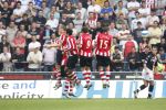 Eindhoven, 23 September 2007 Seizoen 2007/2008 Kompetitewedstrijd PSV-Feyenoord, eindstand 4-0
Kenneth Perez ( maker van 1-0 en 3-0 ) samen met Timmy Simons, Danko Lazovic en Jason Culina bij een vrije trap van Feyenoord