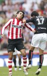 Eindhoven, 23 September 2007 Seizoen 2007/2008 Kompetitewedstrijd PSV-Feyenoord, eindstand 4-0
Kenneth Perez ( maker van 1-0 en 3-0 ) in duel met Nuri Sahin