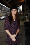 Amsterdam 27 novgember 2008
Kim Feenstra met muts op. Ze draagt ook een armabandje met haar voor letter en de letter van haar vermoorde vriend Josh
Peter Smulders bv