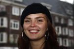 Amsterdam 27 novgember 2008
Kim Feenstra met muts op. Ze draagt ook een armabandje met haar voor letter en de letter van haar vermoorde vriend Josh
Peter Smulders bv