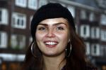 Amsterdam 27 novgember 2008
Kim Feenstra met muts op. Ze draagt ook een armabandje met haar voor letter en de letter van haar vermoorde vriend Josh
Peter Smulders bv