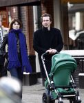 Amsterdam 6 november 2008
Kim v Kooten en haar man Jacob Derwig achter de kinderwagen met hun kindje daarin.
Peter Smulders bv