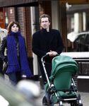 Amsterdam 6 november 2008
Kim v Kooten en haar man Jacob Derwig achter de kinderwagen met hun kindje daarin.
Peter Smulders bv