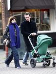 Amsterdam 6 november 2008
Kim v Kooten en haar man Jacob Derwig achter de kinderwagen met hun kindje daarin.
Peter Smulders bv
