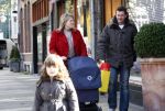 Amsterdam 12 april 2008
Schrijver Kluun met zijn kinderen en vrouw achter de kinderwagen met daarin hun 1 week oude baby.