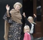 Apeldoorn 2 November 2008 Op paleis het Loo is vandaag de jongste zoon van Prins Bernhard en Prinses Annette gedoopt Op de foto Koningin Beatrix met de prinses Amalia en Prinses Alexia