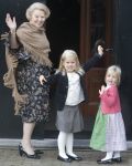 Apeldoorn 2 November 2008 Op paleis het Loo is vandaag de jongste zoon van Prins Bernhard en Prinses Annette gedoopt Op de foto Koningin Beatrix met de prinses Amalia en Prinses Alexia