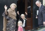 Apeldoorn 2 November 2008 Op paleis het Loo is vandaag de jongste zoon van Prins Bernhard en Prinses Annette gedoopt Op de foto Koningin Beatrix met de prinses Amalia en Prinses Alexia