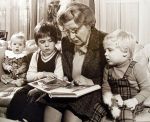 1973 Koningin Juliana leest voor aan haar kleinkinderen, Prins Maurits, Prins Bernhard Jr. en Prins Christiaan
1 November 2008 Tentoonstelling 