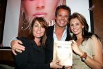 Amsterdam 27 oktober 2004
Presentatie boek van Leco v Zadelhoff.
Leontine Borsato en Leco en Angela Groothuizen