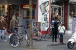 Bussum 1 april 2008
Linda de Mol en Jeroen Rietbergen met Noa en Julian bij de videotheek en daarna op de fiets en de vespa scooter.
Peter Smulders bv