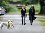 Huizen en Bussum 8 september 2007
Linda de Mol laat met vriendin de hond uit en gaat daarna winkelen.