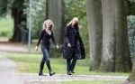 Huizen en Bussum 8 september 2007
Linda de Mol laat met vriendin de hond uit en gaat daarna winkelen.
