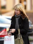 Laren 12 januari 2008
Linda de Mol boodschappen doen in Laren met haar nieuwe range rover.