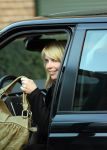 Laren 12 januari 2008
Linda de Mol boodschappen doen in Laren met haar nieuwe range rover.