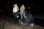 Rotterdam 29 februari 2008
Linda de Mol en 1eroen Rietbergen komen aan op vliegveld Zestienhoven na hun eerste liefdesvakantie in portugal. Buiten stormt/ waait het het.
Peter Smulders bv
