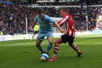 Eindhoven, 13 April 2008 Kampioenswedstrijd PSV-FC Twente, eindstand 1-1 Seizoen 2007/2008. PSV daardoor nog niet kampioen.
Balazs Dzsudzsak in duel met Luke Wilkshire